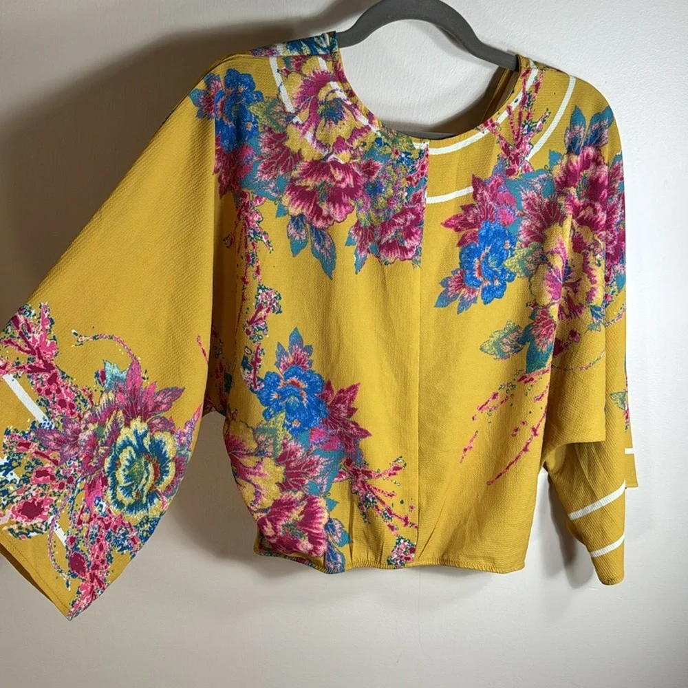 Flying Tomato fun colorful top. Elastic at bottom, flowy sleeve.‎ V neck Size XS